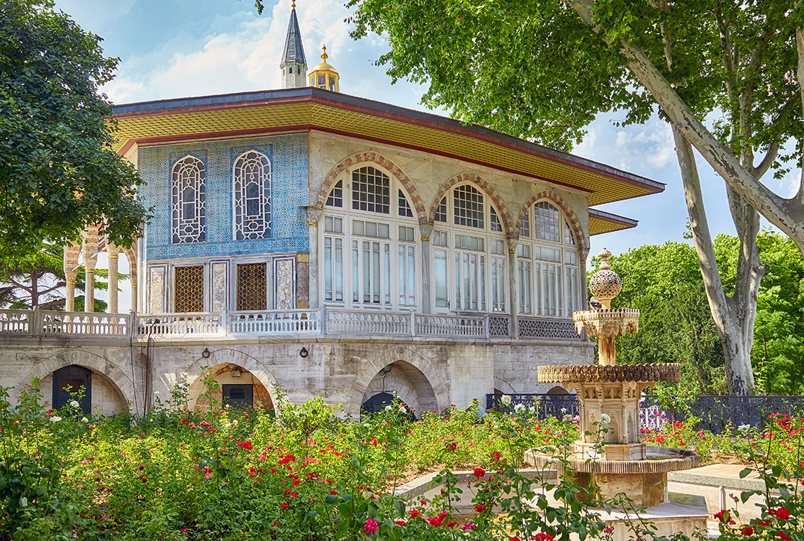 Turska, Istanbul, ružičnjak ispred Bagdadskog kioska u Topkapi palaći, garantirani polasci,